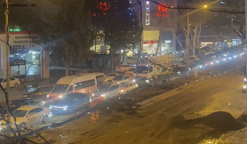 Kahramanmaraş'ta Vatandaşlar Canından Bezdi! Belediyelerin Yol Çilesi Trafiği Felç Etti