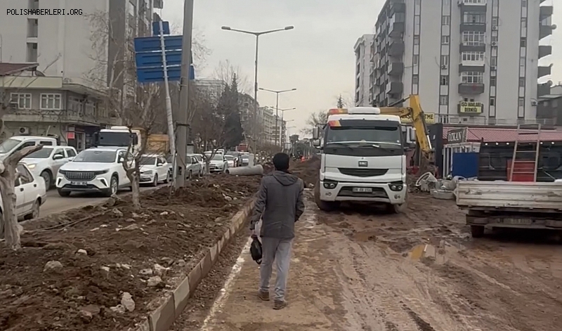 Kahramanmaraş'ta Vatandaşlar Canından Bezdi! Belediyelerin Yol Çilesi Trafiği Felç Etti