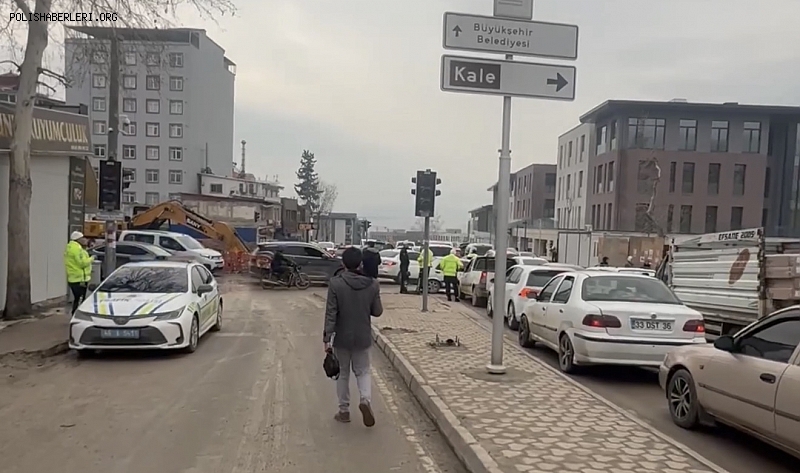 Kahramanmaraş'ta Vatandaşlar Canından Bezdi! Belediyelerin Yol Çilesi Trafiği Felç Etti