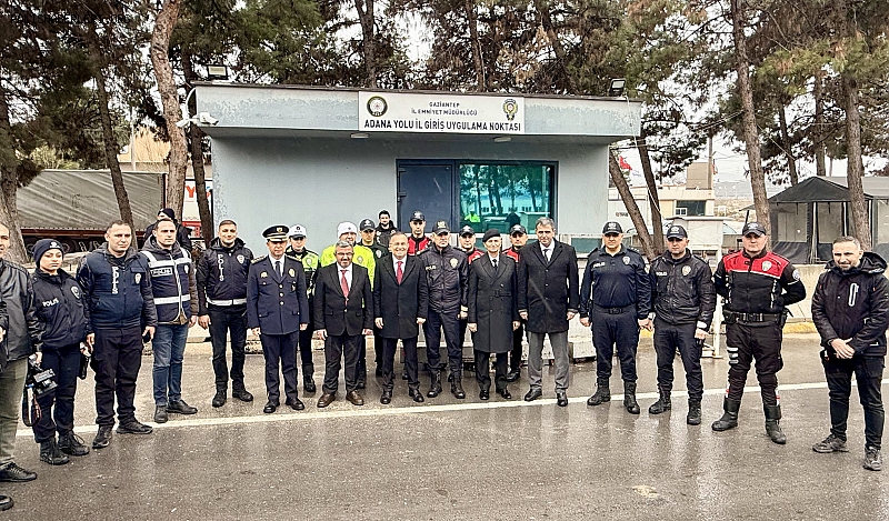 Gaziantep Valisi Çeber Uygulama Noktasında Görevli Polislerle Bayramlaştı