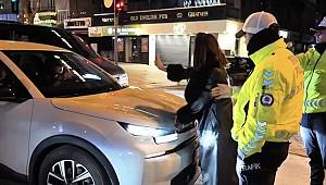 Kadıköy’deki trafik uygulaması polislere imtihan oldu: Alkollü kadın çakar iddiasıyla aracın önüne atladı