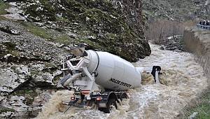 Bitlis’te dereye düşen beton mikserinin sürücüsü hayatını kaybetti
