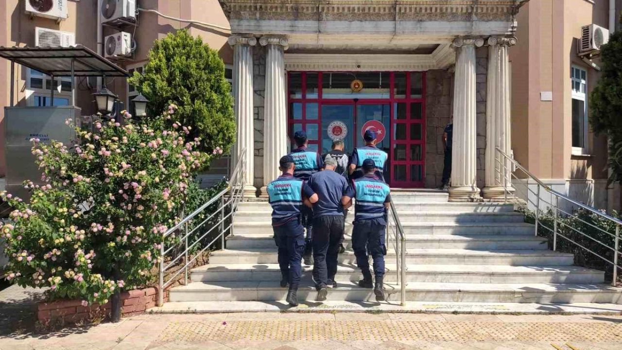Didim'de 16 düzensiz göçmen yakalandı, 2 organizatör tutuklandı