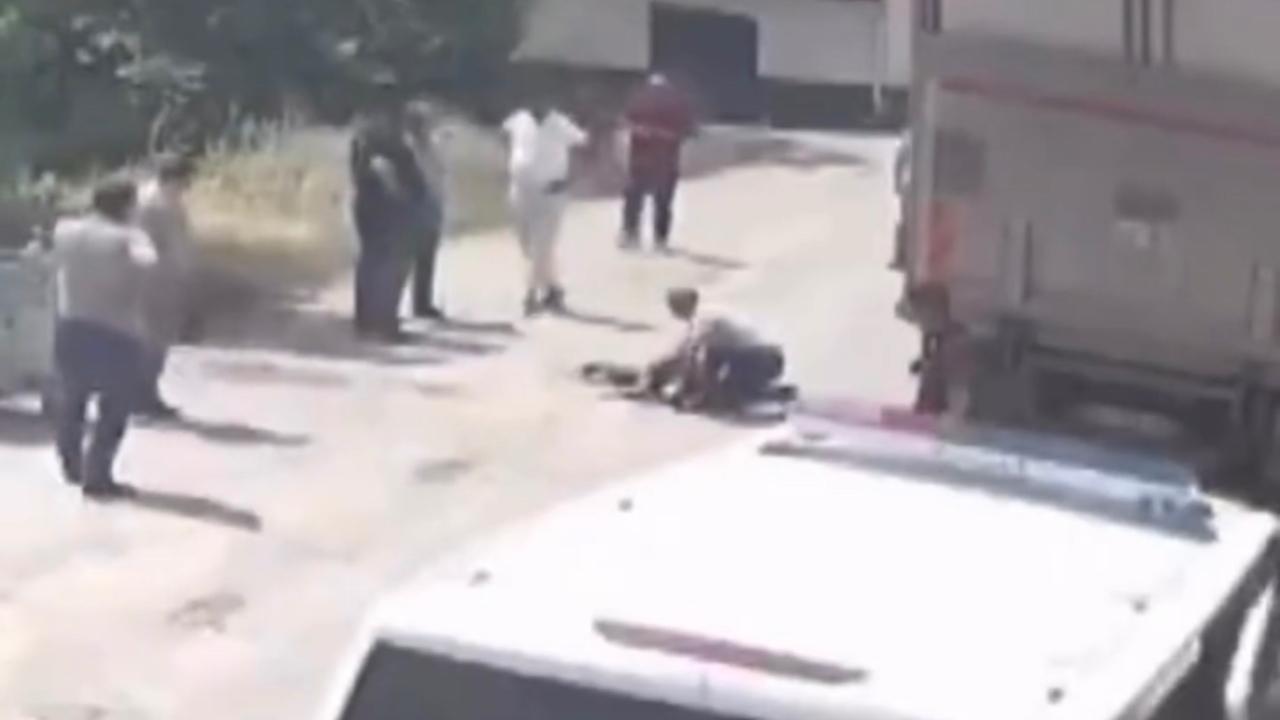İnsanlığın ve Vicdanın Bittiği Acı Tablo… Çarparak Hayattan Kopardığı Yaşlı Kadının Başında Sigara Yaktı