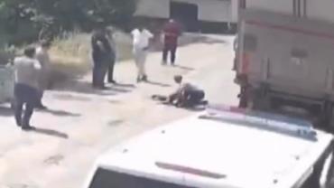 İnsanlığın ve Vicdanın Bittiği Acı Tablo… Çarparak Hayattan Kopardığı Yaşlı Kadının Başında Sigara Yaktı