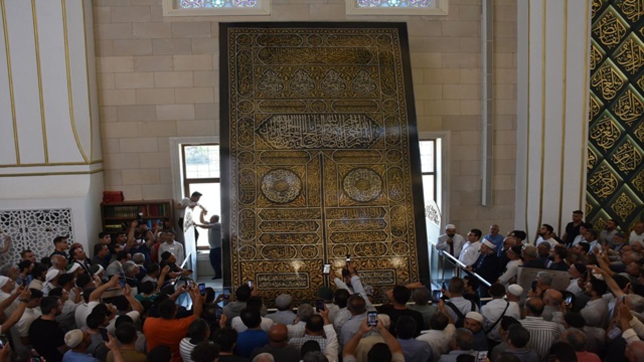 KÂBE KAPISI ÖRTÜSÜ ŞAHİNBEY MİLLET CAMİİ VE KÜLLİYESİ’NDE SERGİLENİYOR