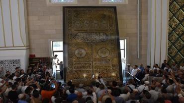 KÂBE KAPISI ÖRTÜSÜ ŞAHİNBEY MİLLET CAMİİ VE KÜLLİYESİ’NDE SERGİLENİYOR