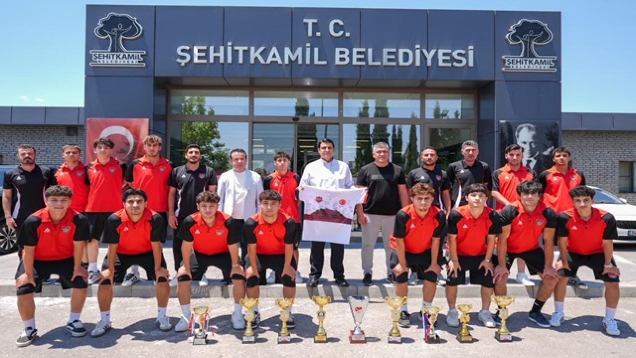 Başkan Yılmaz, Türkiye Üçüncüsü Olan Genç Futbolcuları Ağırladı