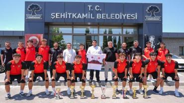Başkan Yılmaz, Türkiye Üçüncüsü Olan Genç Futbolcuları Ağırladı