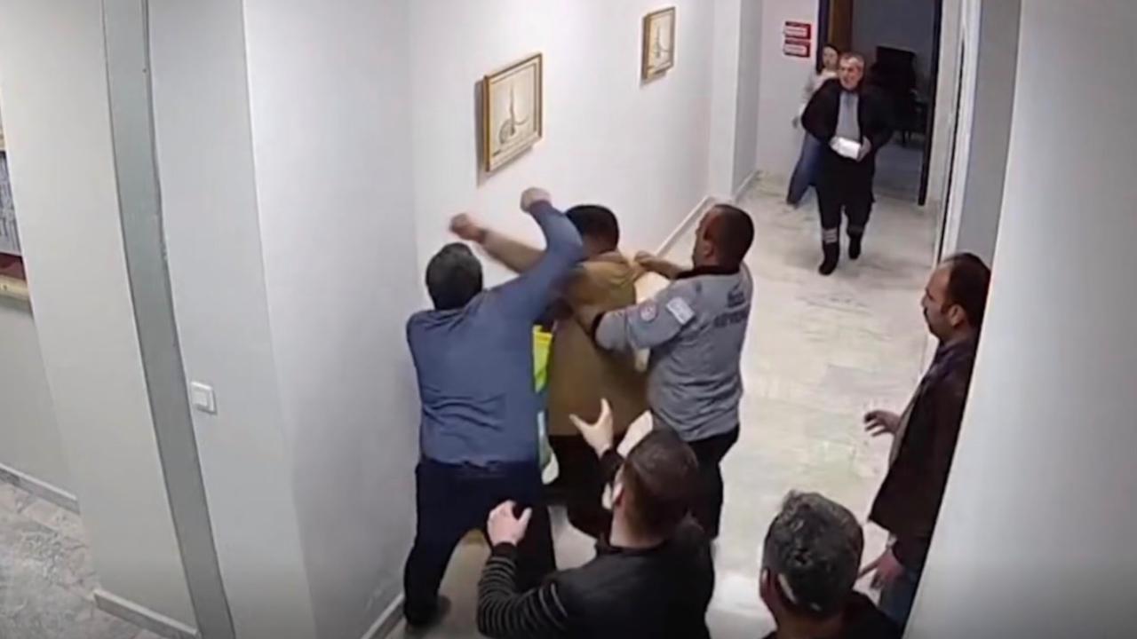 Skandal Görüntüler!! Hastane Müdürü Çalışanı Yumruklayarak Bayılttı